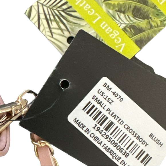 NEW NWT Small Pleated Crossbody Bag in Blush/Gold
Badgley Mischka Collection - Picture 12 of 12